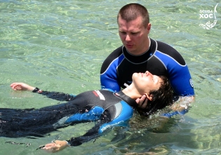 Diver demonstrating unconscious diver rescue technique for opening the victim's airways